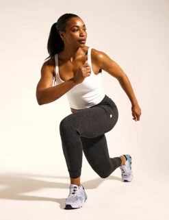 Vuori Daily Crop - White -Outlet Elevate Activewear Store 160223 TSE WW EDITORIAL 0097 d3e9d30a 9312 4976 b2dc 02b98eb2fe2e