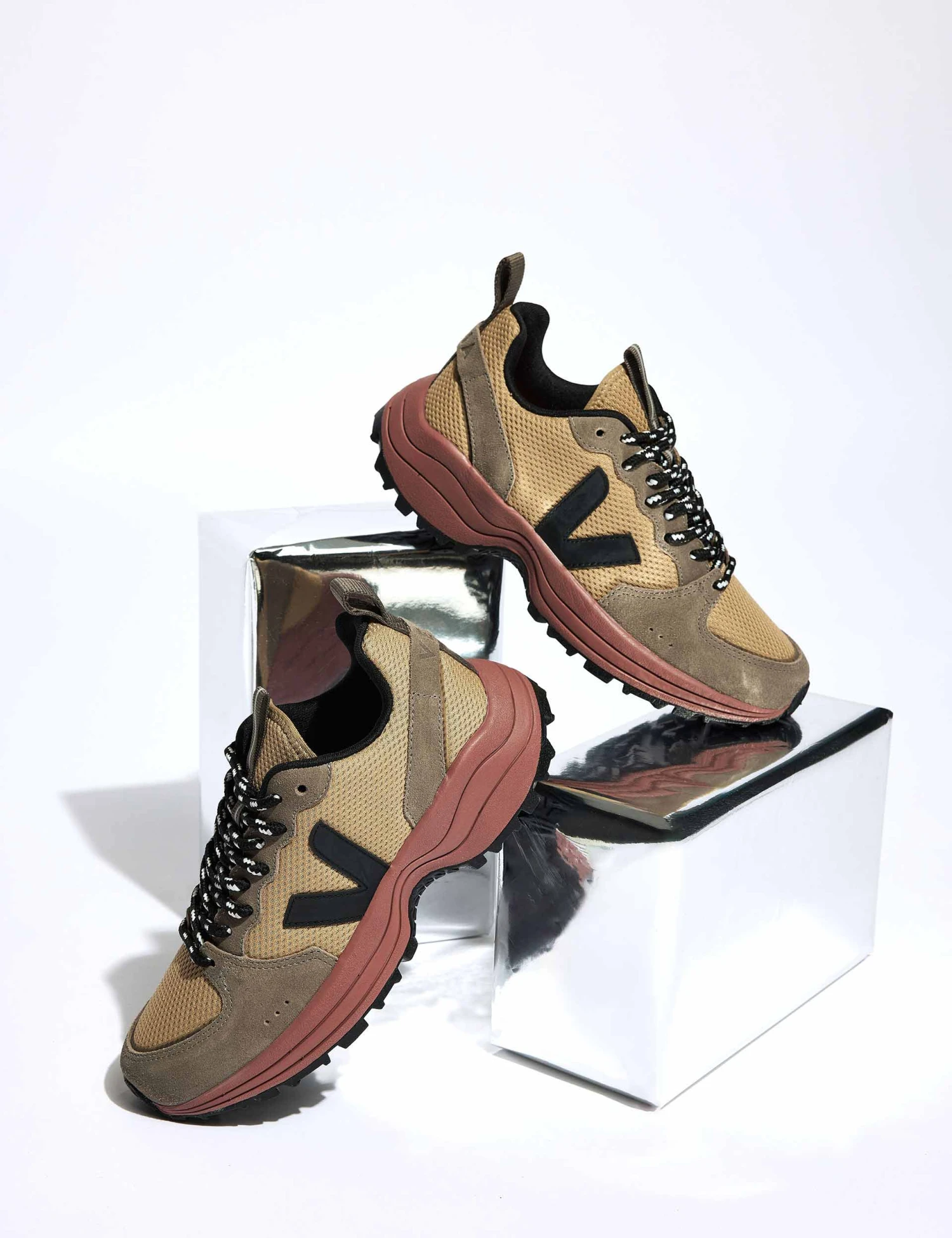 Veja Venturi Alveomesh - Dune Black 3 Veja Venturi Alveomesh - Dune Black - Image 3