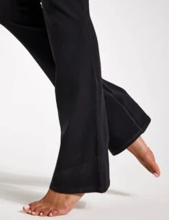 Alosoft Low-Rise Foldover Bootcut Legging - Black 11 Alosoft Low-Rise Foldover Bootcut Legging - Black -Outlet Elevate Activewear Store Alo Yoga ALOSOFT LOW RISE FOLDOVER BOOTCUT LEGGING W51239R BLACK 0022