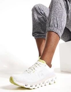 On Running Cloudflow 4 - White/Sand -Outlet Elevate Activewear Store On Running Cloudflow 4 3WD30110248 White Sand 0002