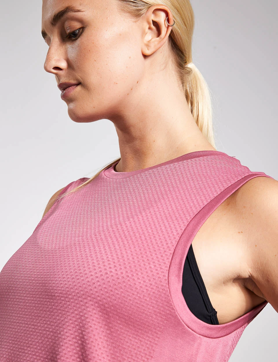 Varley Page Seamless Crop Tank - Rose Wine 4 Varley Page Seamless Crop Tank - Rose Wine - Image 4