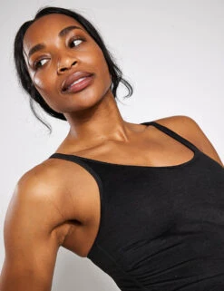 Vuori Halo Performance Crop - Black -Outlet Elevate Activewear Store VUORI HALO PERFORMANCE CROP VW1005 HBK BLACK HEATHER 0004