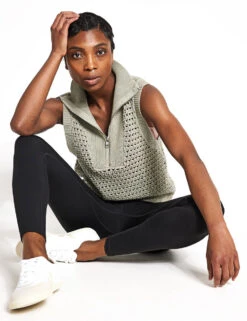 Varley Bains Half Zip Tank - Seagrass 7 Varley Bains Half Zip Tank - Seagrass -Outlet Elevate Activewear Store Varley Bains half zip tank VAR01989 GRE Seagrass 0012