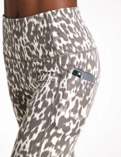 Varley Move Pocket Legging High 25" - Roasted Cashew Brushed Spot -Outlet Elevate Activewear Store Varley Move pocket legging high 25 VAR01091 BLA Roasted Cashew Brushed Spot 0004