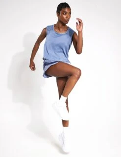 Varley Nova Seamless Crop Tank - Stone Blue -Outlet Elevate Activewear Store Varley Nova seamless crop tank VAR01945 BLU Stone blue 0011