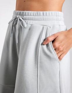 Varley Alder High Waisted Short 5" - Mirage Grey -Outlet Elevate Activewear Store Varley Sweats Alder High Waisted Short 5 Mirage Grey 0004