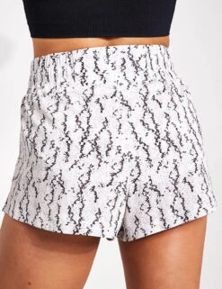 Varley Kallin Running Short 1.5" - Sand Fragment Snake -Outlet Elevate Activewear Store Varley kallin running short 1 5 VAR00738 SNA 0024