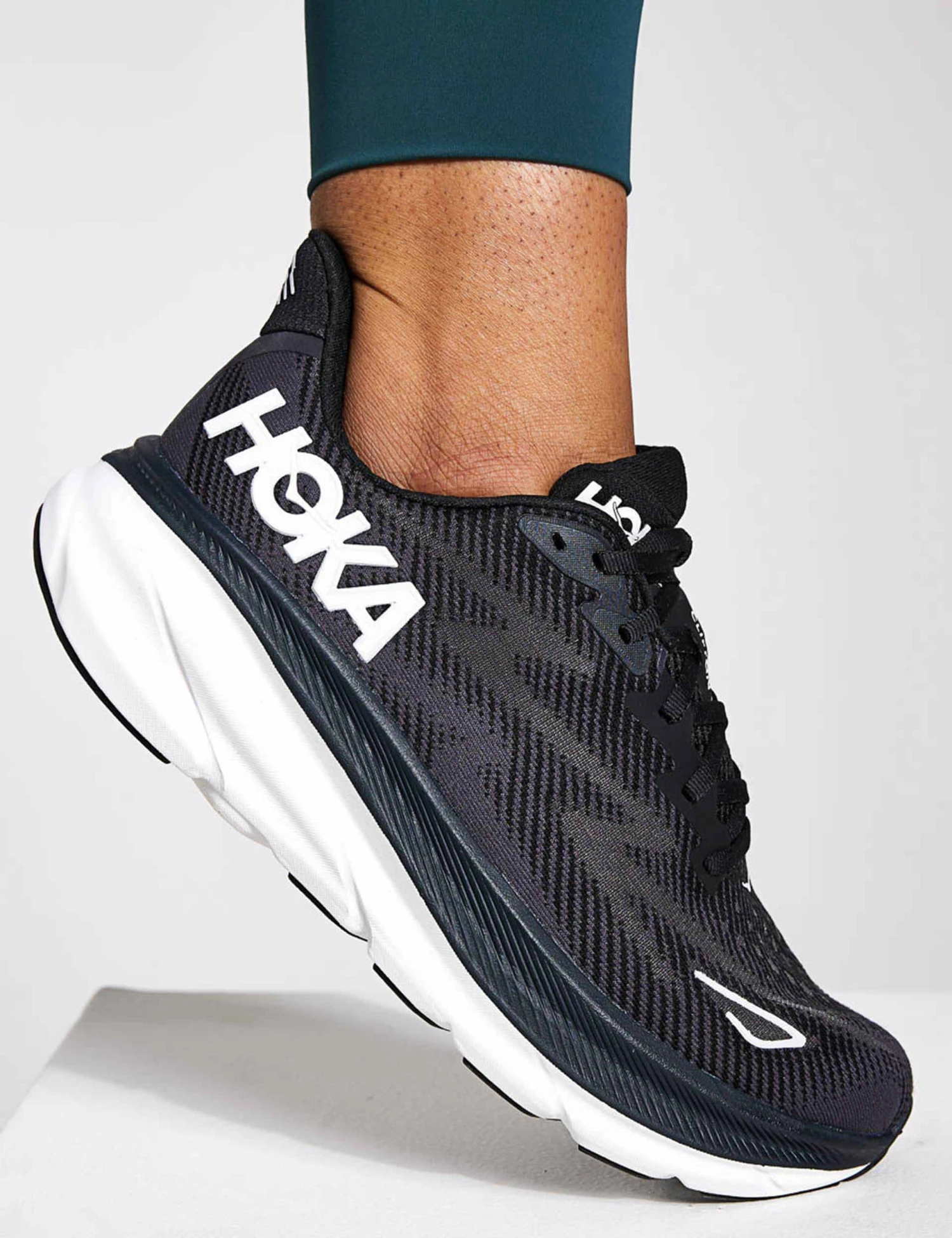 Hoka Clifton 9 - Black/White 2 Hoka Clifton 9 - Black/White - Image 2