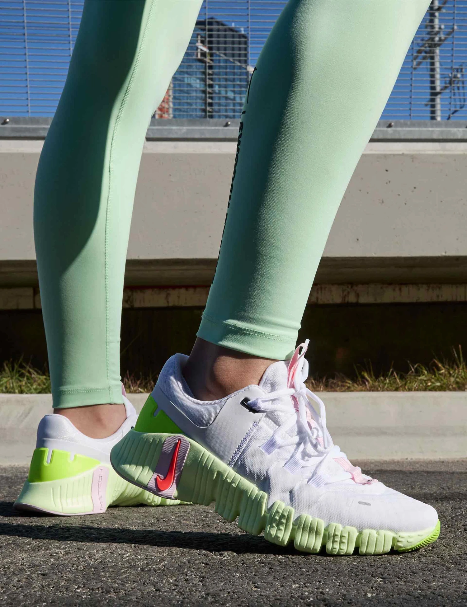 Nike Free Metcon 5 Shoes - White/Bright Crimson/Barely Volt 7 Nike Free Metcon 5 Shoes - White/Bright Crimson/Barely Volt - Image 7